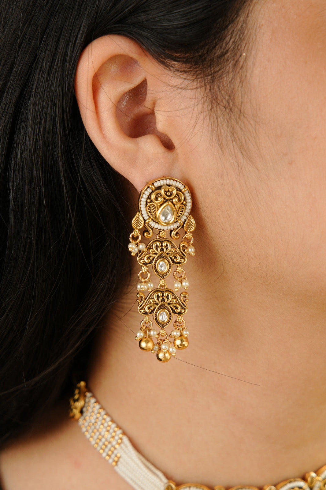 Antique Gold V-Shaped Minimal Kundan Choker – Elegant & Timeless