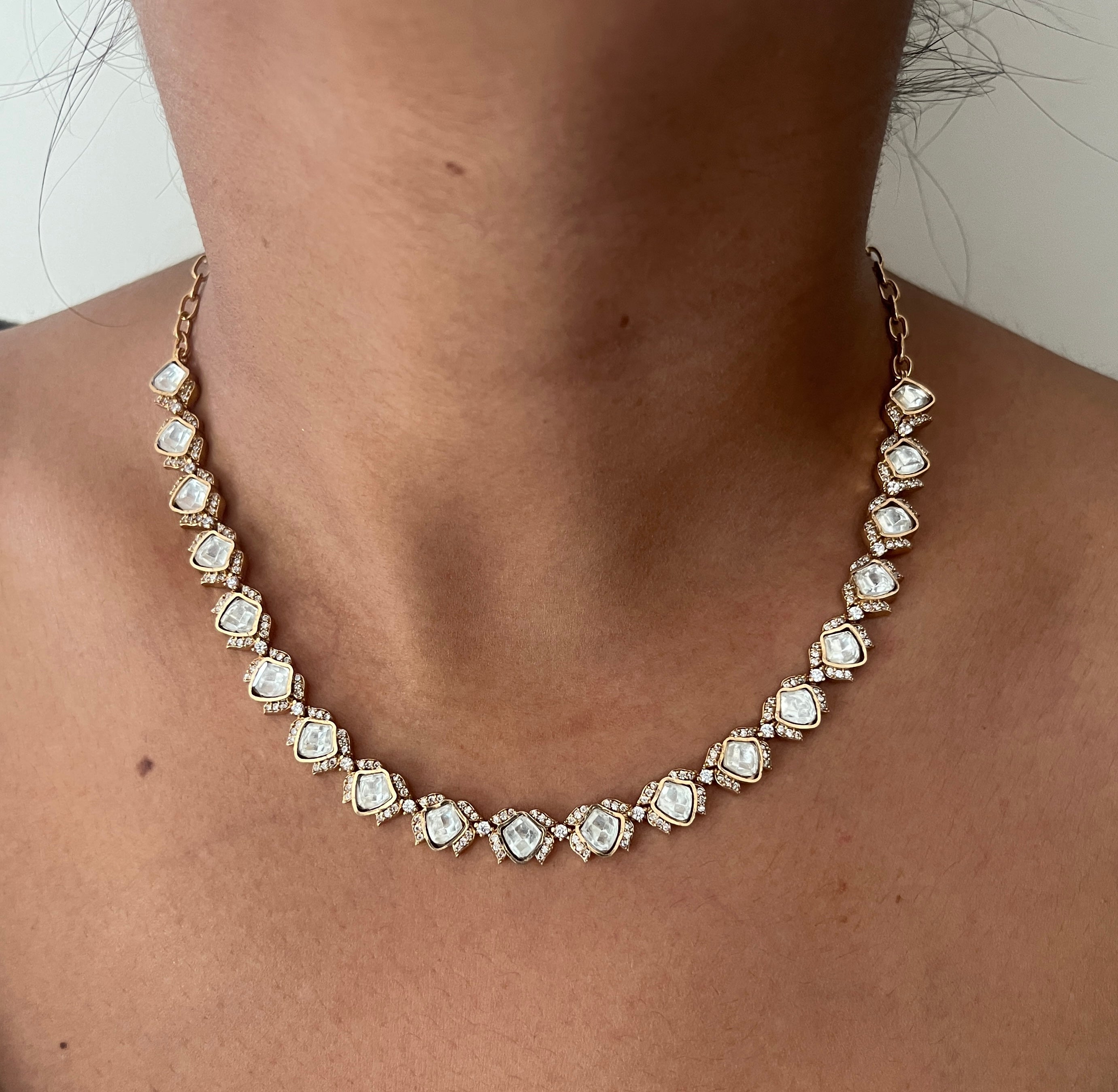 Minimal Polki Neckline