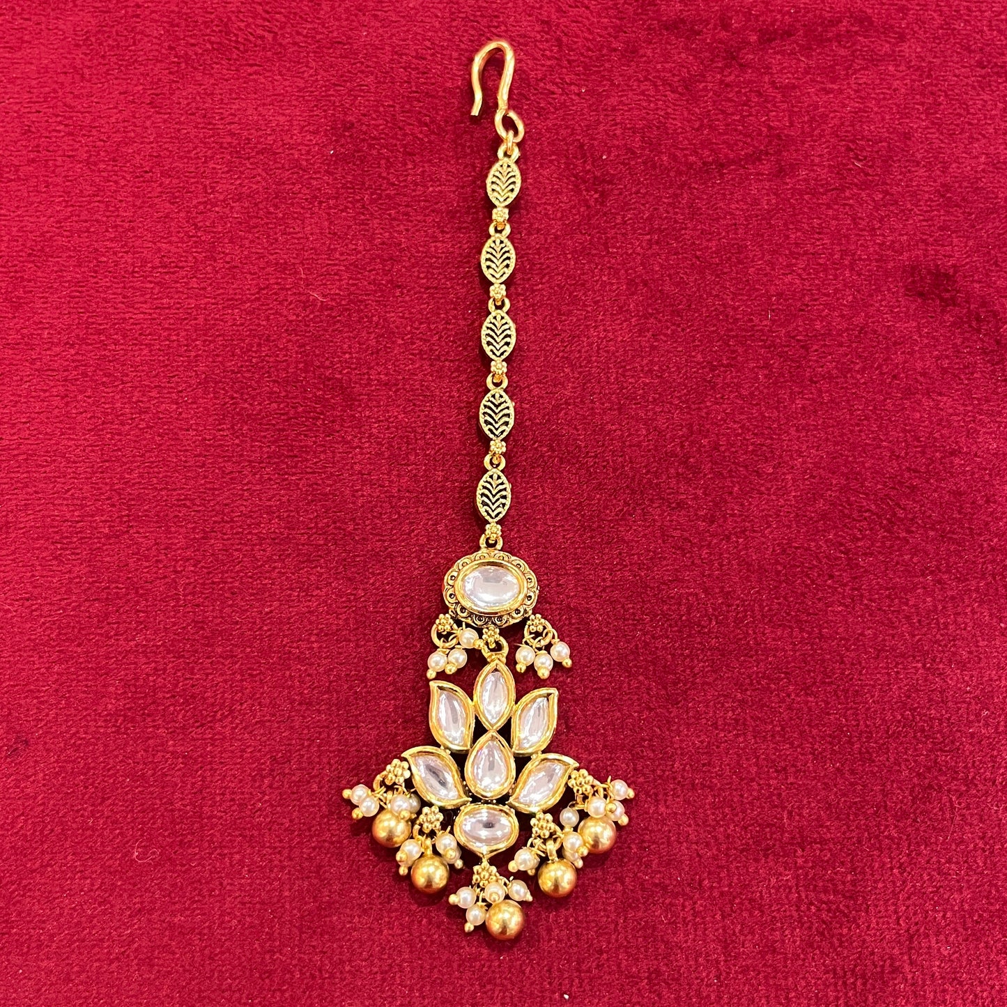 Anvika Minimal Kundan Necklace Set with Tikka