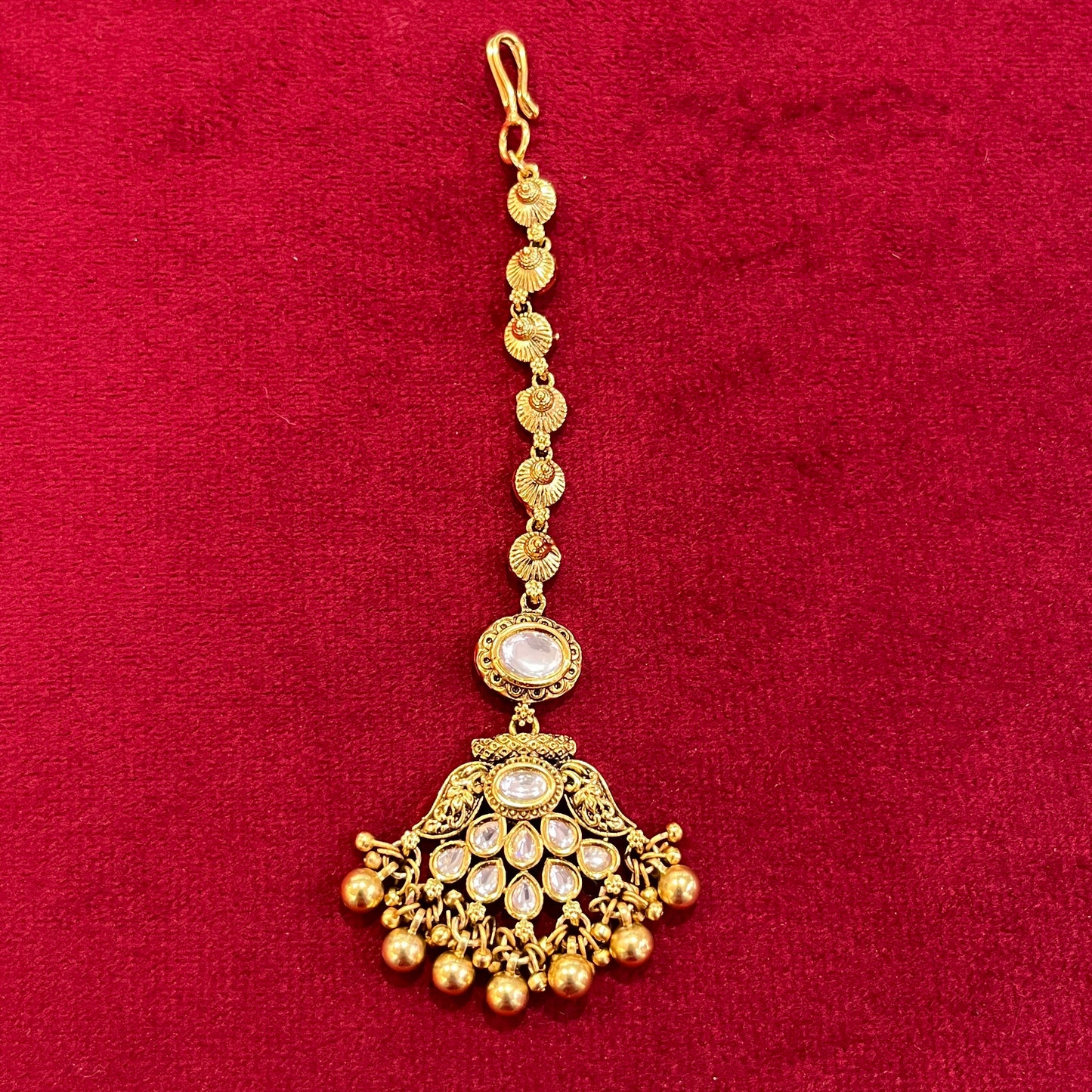 Liyana Minimal Kundan Necklace Set with Tikka