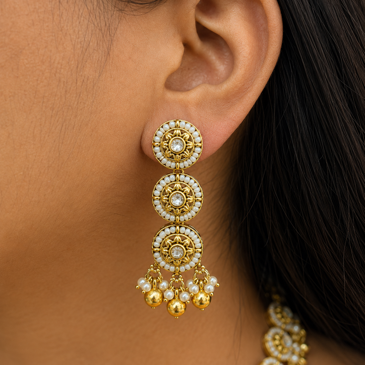 Suhira Minimal Round Kundan Necklace Set