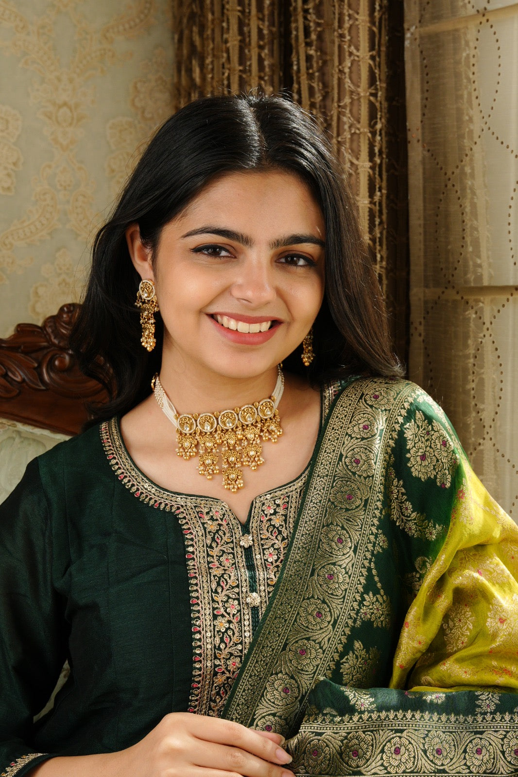 Antique Gold V-Shaped Minimal Kundan Choker – Elegant & Timeless