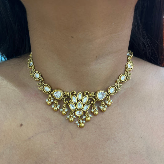 Anvika Minimal Kundan Necklace Set with Tikka