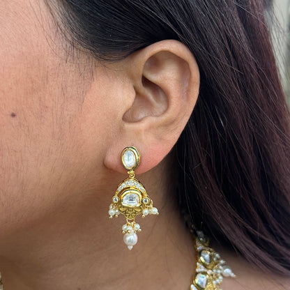 Elegant Single-Line Kundan Necklace with Pearls & AD Stones