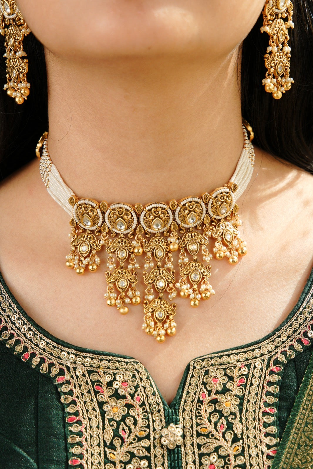 Antique Gold V-Shaped Minimal Kundan Choker – Elegant & Timeless